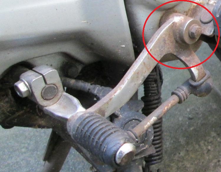 The CBF125 gear linkage with a part circled