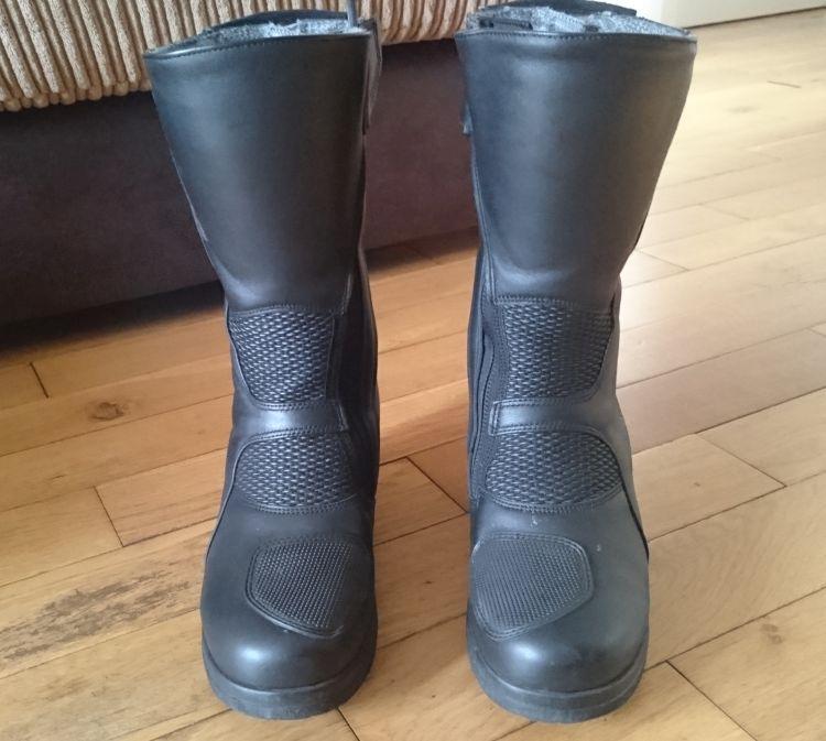 The front view of the slender and yet stout Lady Pilot boots by Daytona