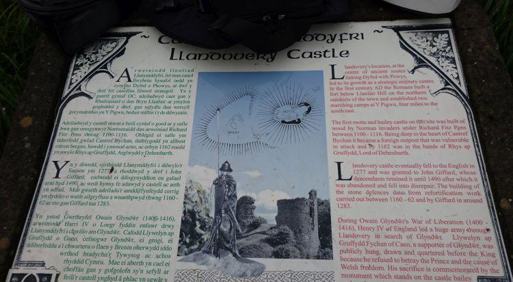 A plaque in both Welsh and English with a brief history of the castle and the statue