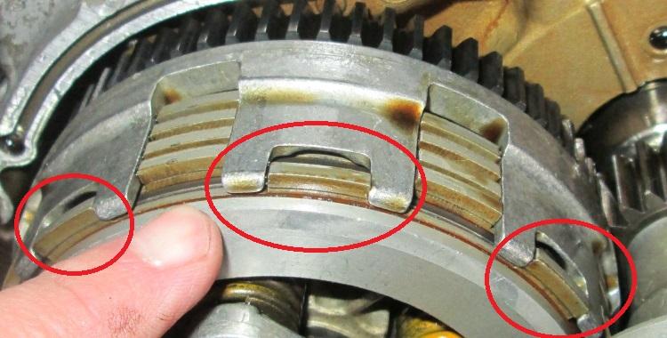 The outermost clutch plate sits in it's own slot in the clutch basket