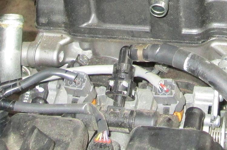 The fuel pipe and the distributor to the injectors under the tank