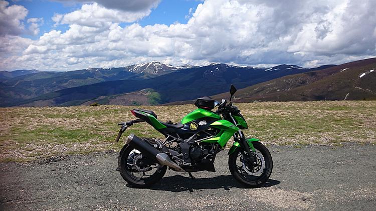 Sharons Kawasaki Z250SL with the peaks of the Sierras stretching away into the vast skies