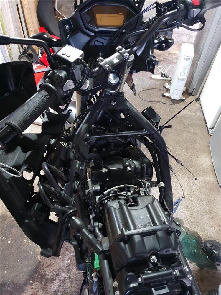 The CB500x is now stripped down so that we can see the rocker cover