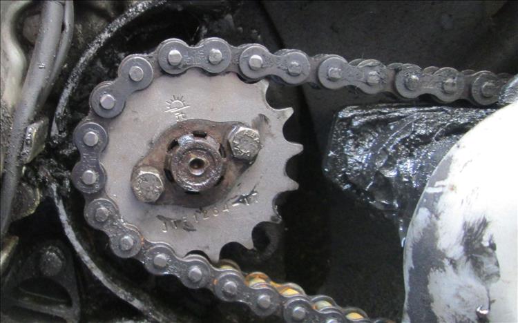 The small sprocket on the CBF125 has a metal plate with teeth to stop it falling off