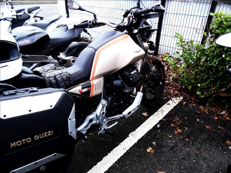 Looking at the side we see the Moto Guzzi branded panniers and the large piston stuck out the side