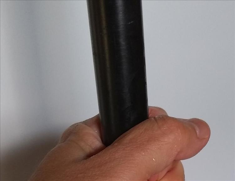 Ren's hand is holding a thick steel tube about 2cm in diameter