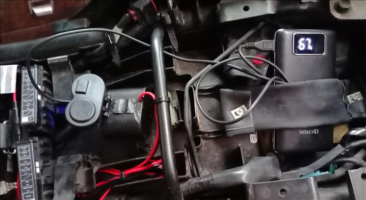 We see the charger wired to the USB power pack under the seat of the CB500X