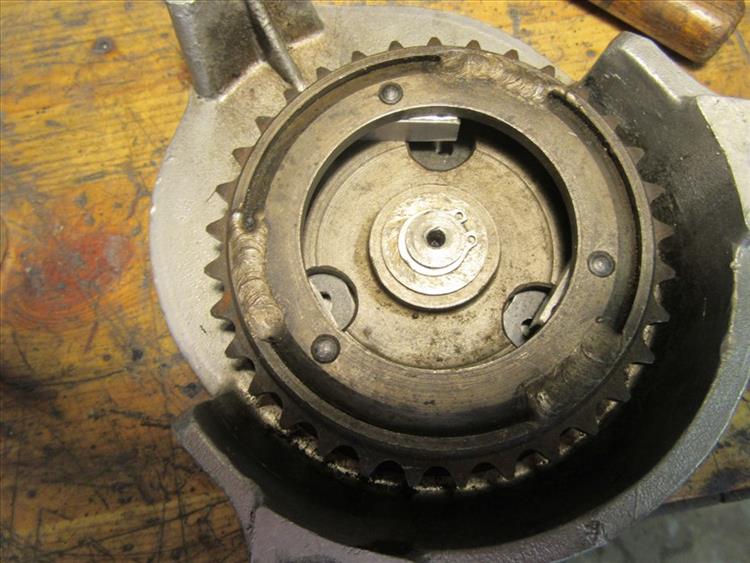 The same sprocket and pawls this time the pawls are retracted