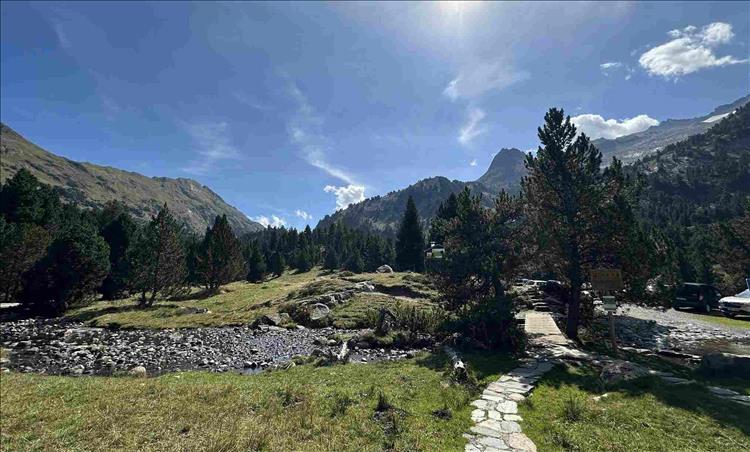 Again stunning views of mountains, valleys, trees and rocks