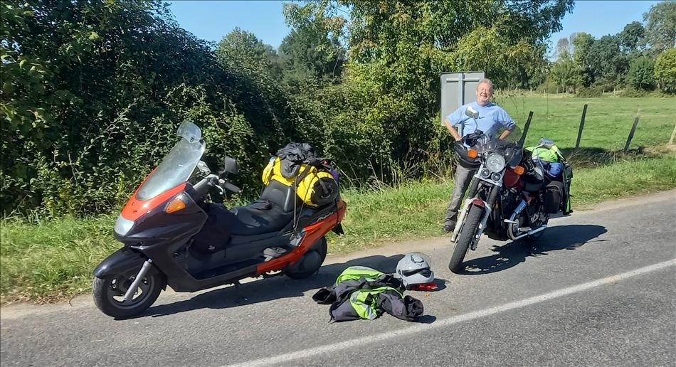 Bogger's Yamaha Majesty and Pete beside his Shadow