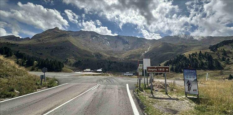 A T junction, directly across and ahead is a gnarly valley, a sign states Ampriu 1912m