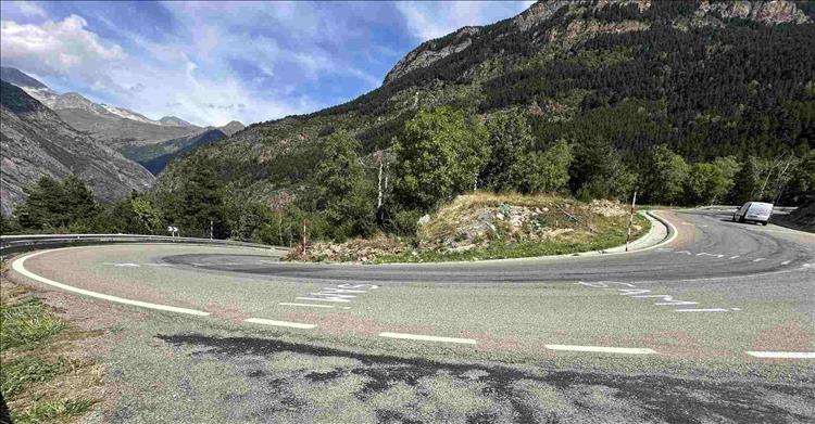 A switchback on a mountain road again surrounded with moutainous views