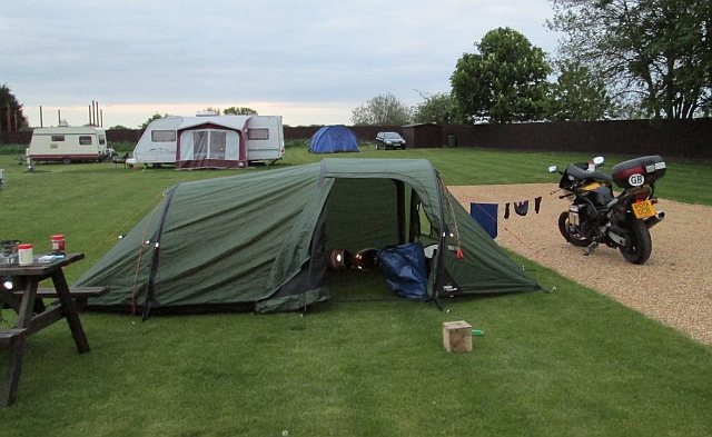 the tent and bike at the campsite in cambridge, the travellers rest