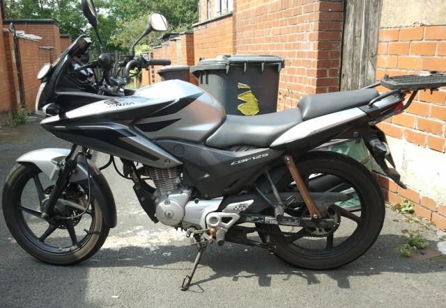 cbf 125 motorcycle with pipes instead of rear shock absorbers
