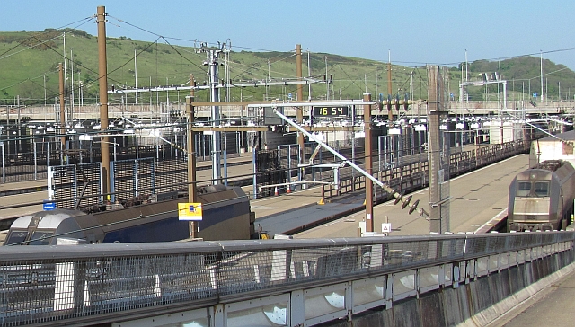channel tunnel trains and platforms