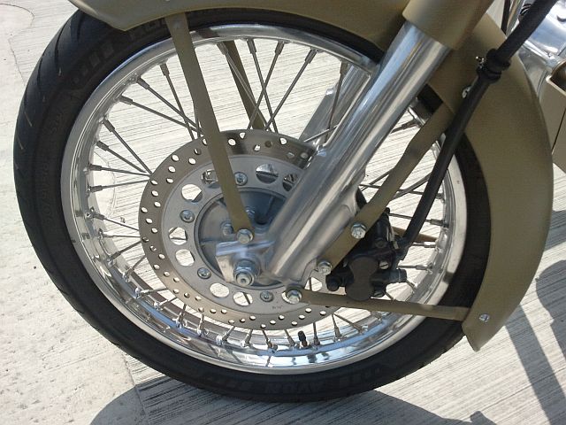 the old style front forks on the enfield 500 classic
