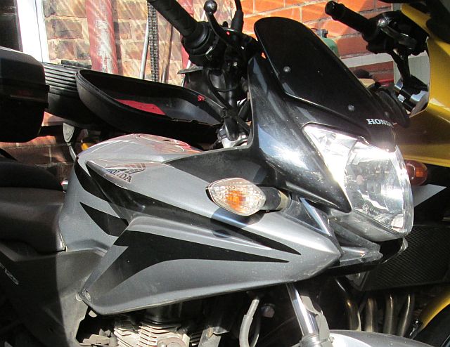 cbf 125 front end showing the small fairing