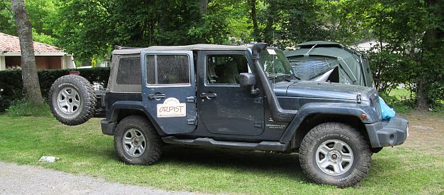dark blue jeep wrangler belonging to the belgium couple at the campsite in Digne-Les-Bains