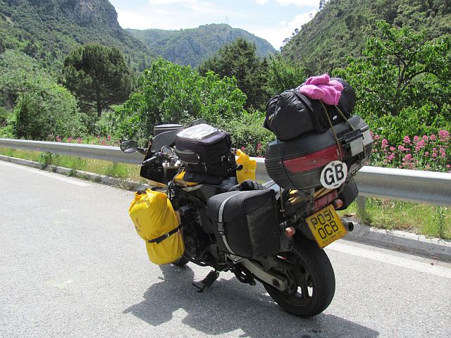 fazer fzs 600 fully loaded surrounded by steep tree covered hills going on into the distance