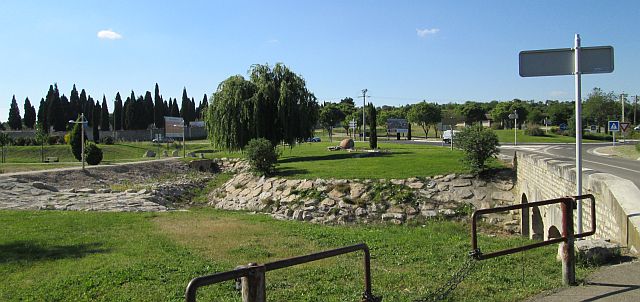 trees and grass and interesting walkways on a sunny park outside of nimes