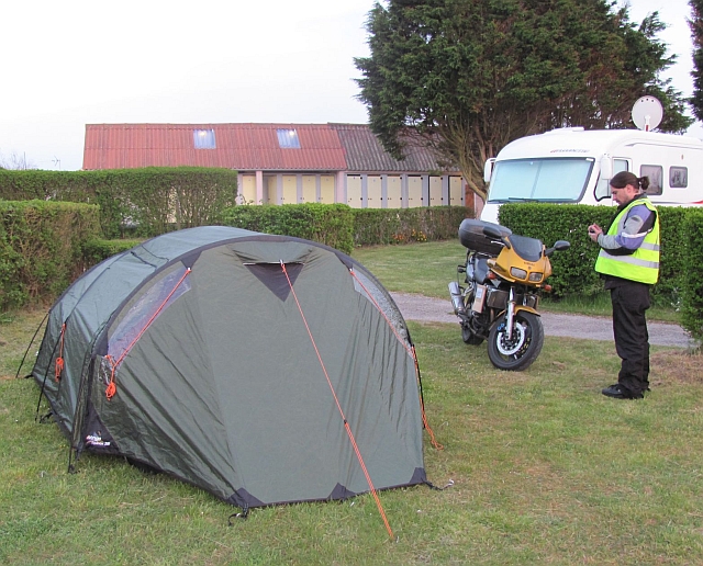 the green tent, the bf and the fazer at the campsite in front of a toilet block