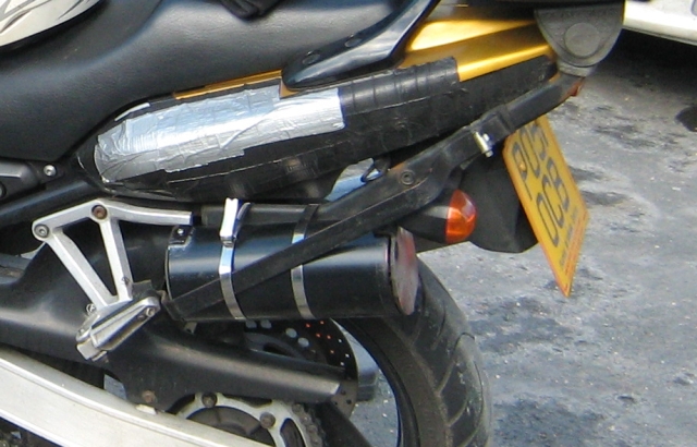 black tube mounted onto rear of fazer 600 fzs