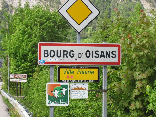 the road and town sign for le bourg d'oisans