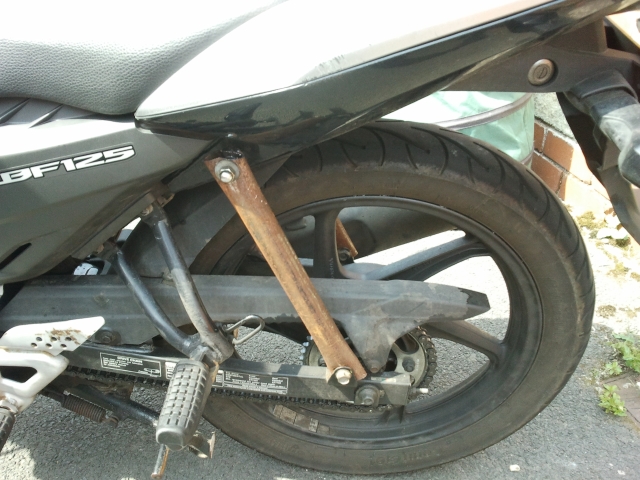 the pipe in place of the shock absorbers on the cbf 125.