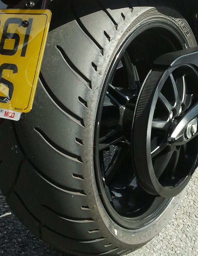 the big fat rear tyre on the victory hammer show up close