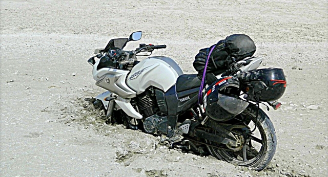 motorcycle stuck in the sambhar lake salt mud