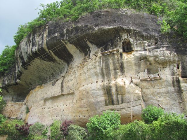 Roc de Cazelle rock face, tall overhanging rock face in sandstone and black colours