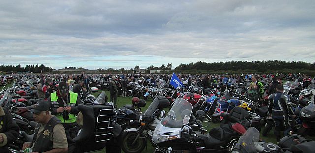 the field full of bikes and bikers at the 2013 rttw