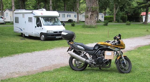 yamaha fzs 600 at the cote sud campsite in millau, before the rain