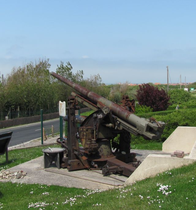 a large piece of artillery outside the museum at ambleteuse