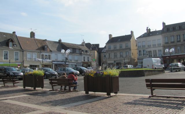 the market square in the sunshine of Mamers. Broad, open and quite pretty