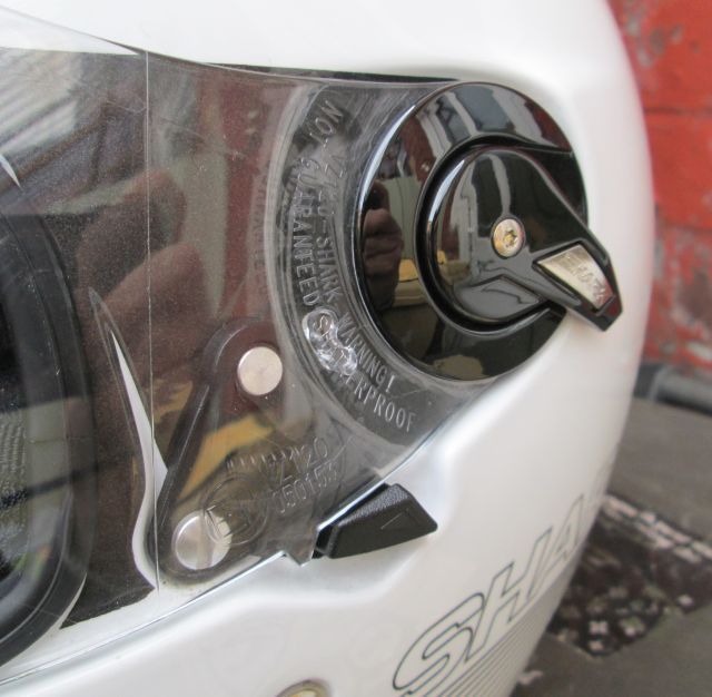 the anti fog clip and sun visor lever on the vision r