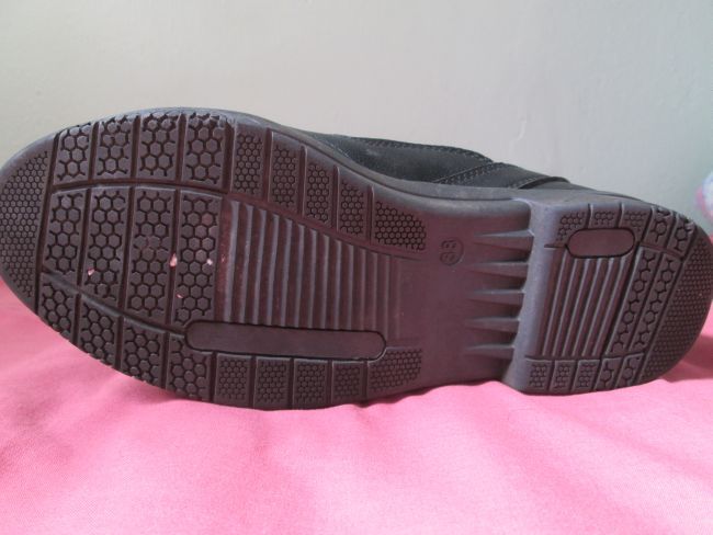 the sole of the mx021 boot with grip pattern. The sole is very strong to protect the foot