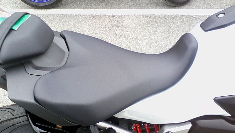the MT07 seat, a good broad shape but little padding
