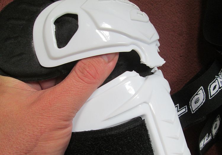 the o'neal pads with the broken link to the knee