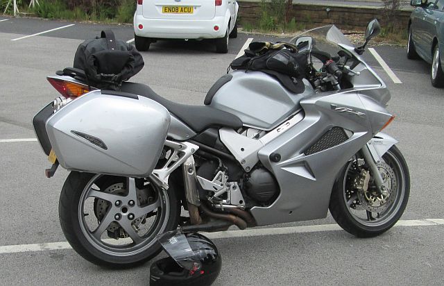 honda vfr 750 in silver 05 plate complete with hard luggage