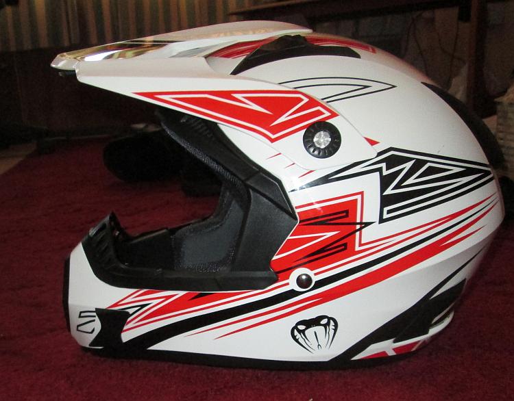 The Q-Tech skid lid in side on profile