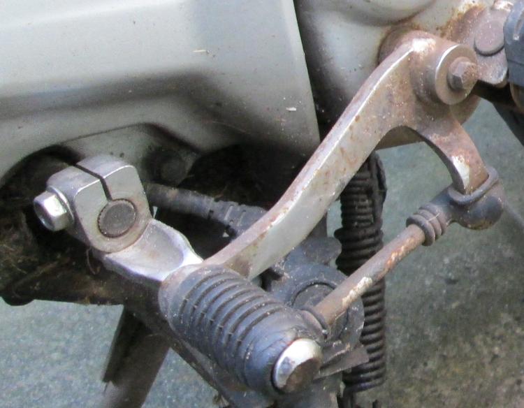 the rusty and loose gear linkage of the 125