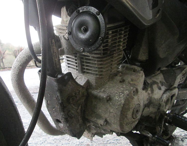 honda cbf 125 engine covered in a thick layer of road salt