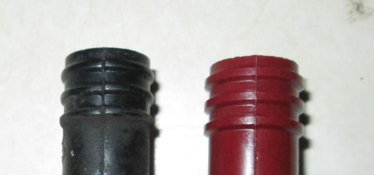 The black and red ends of the spark plug caps, differences in the ridges