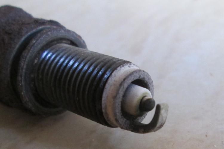 The tip of the spark plug showing some greyness too
