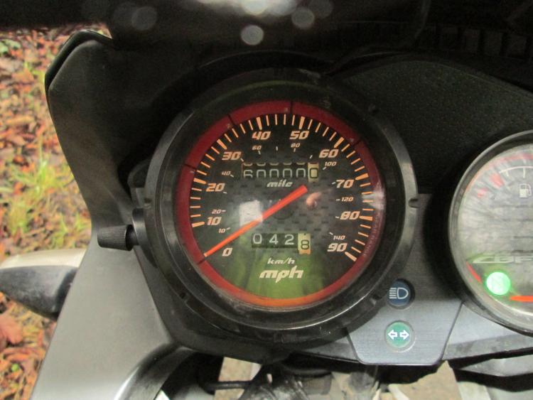 The speedometer and odometer on Ren's CBF125 showing 60000 miles