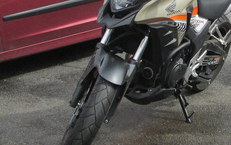 The front forks and wheel of Ren's CB500X
