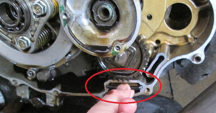 The location of the gauze filter at the bottom of the engine