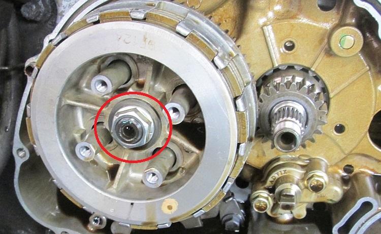 The nut in the centre of the clutch is really tight. It is circled in red.