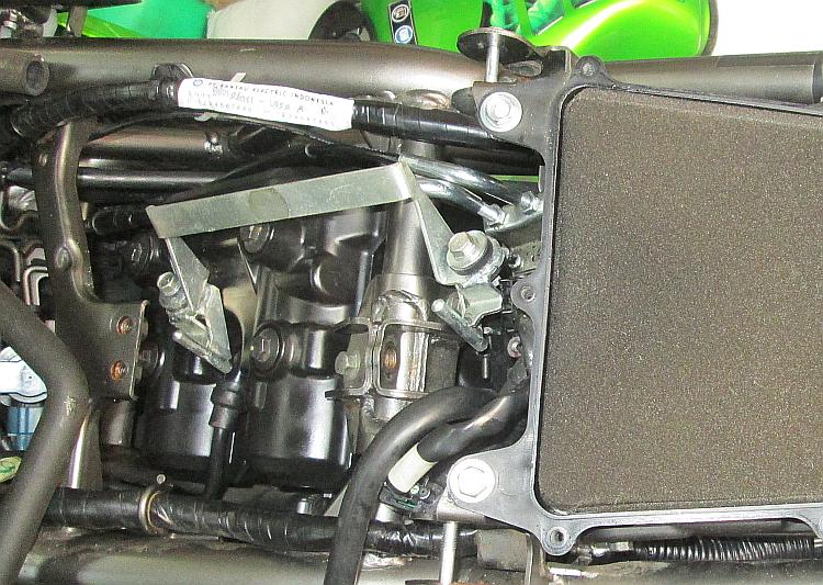 Under the petrol tank of Sharon's Z250SL we see the rocker cover and the airbox